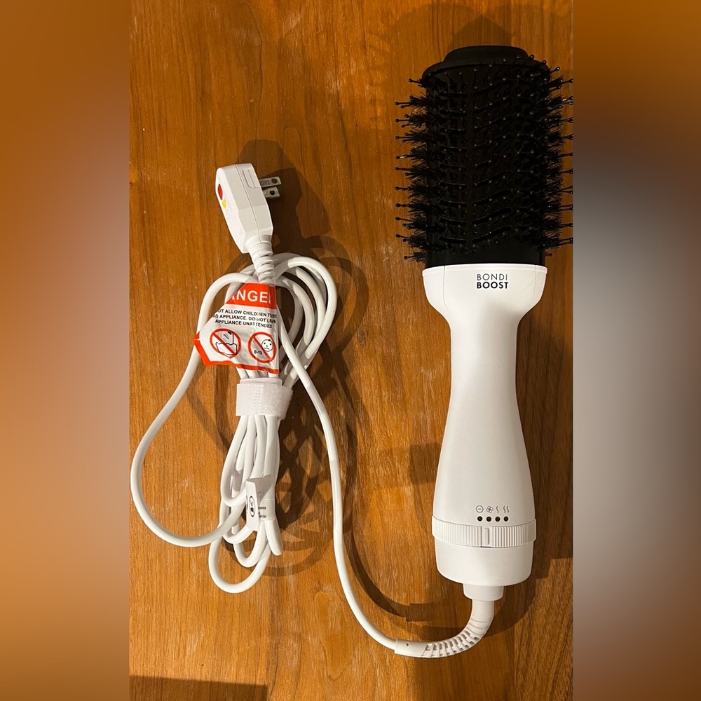 Bondi Boost Hair Dryer Brush - White